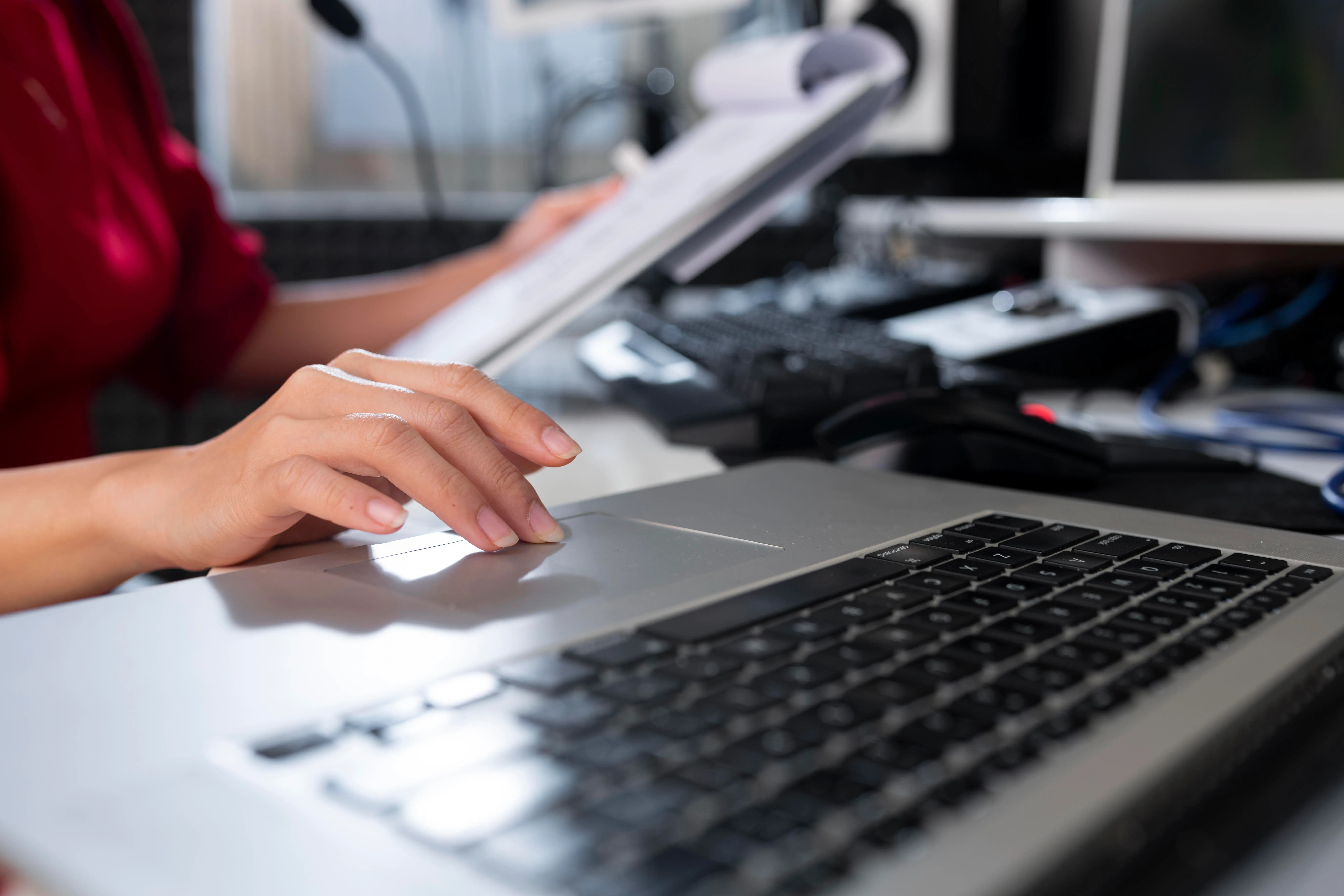 illustration d'un assistante qui travaille en informatique.