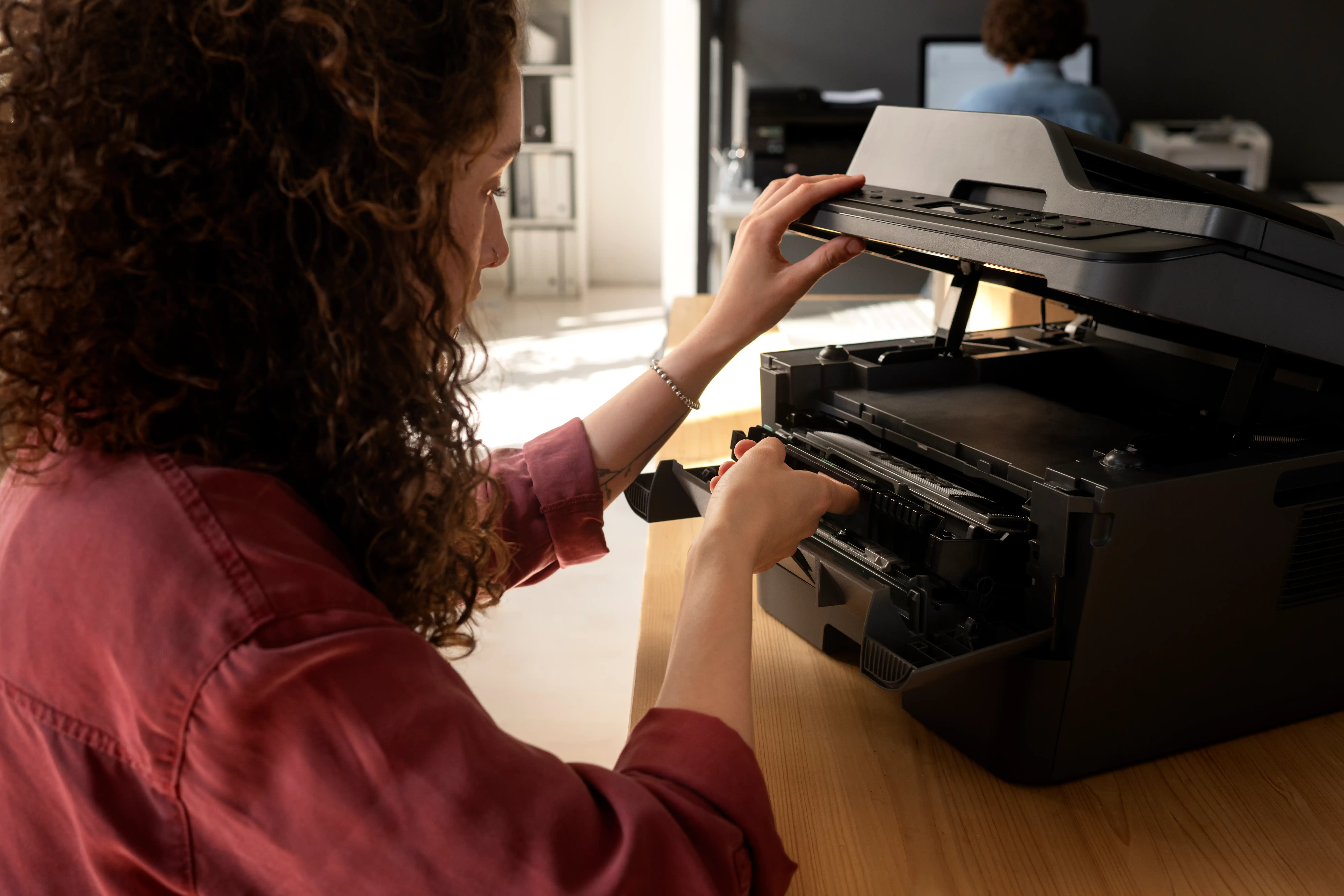 Illustration d'un technicien installant une imprimante